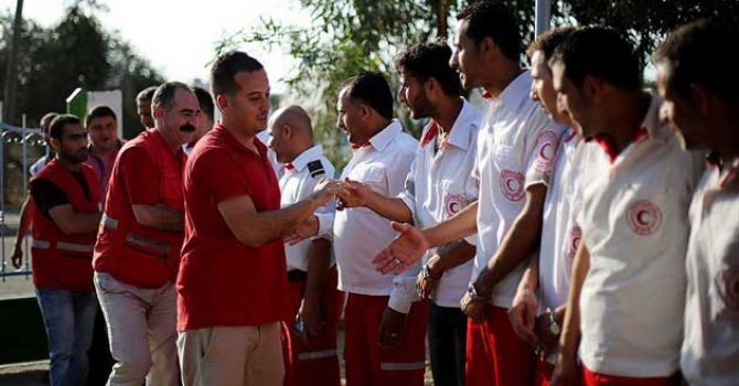 Filistinliler yardım heyetini ay yıldızlı bayraklarla karşıladı