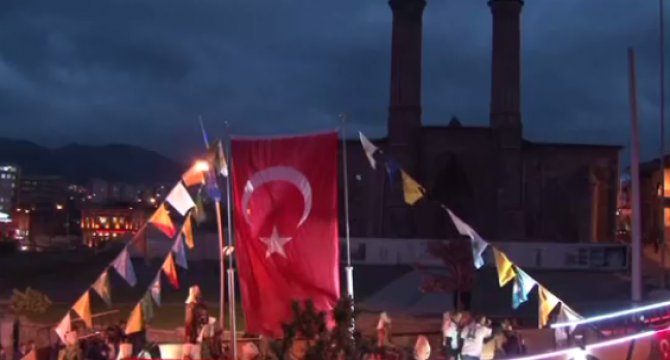 Erzurum’da dev gemi karadan yürütüldü