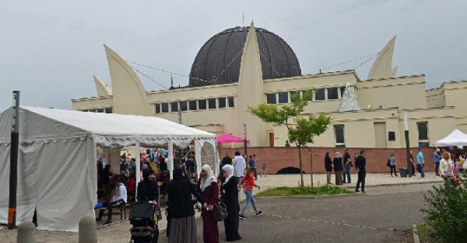 Fransa'da camiler kapılarını halka açtı