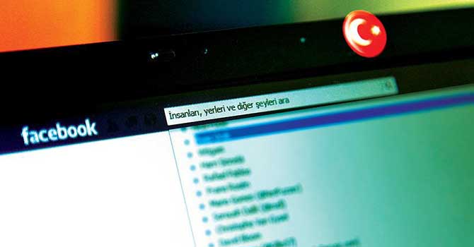 Uzmanlar uyardı: Facebook şifrenizi değiştirin!