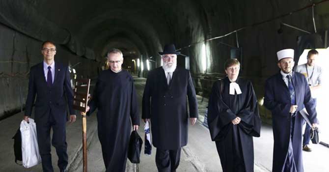 Dünyanın en uzunu için rahip, haham ve imam duası