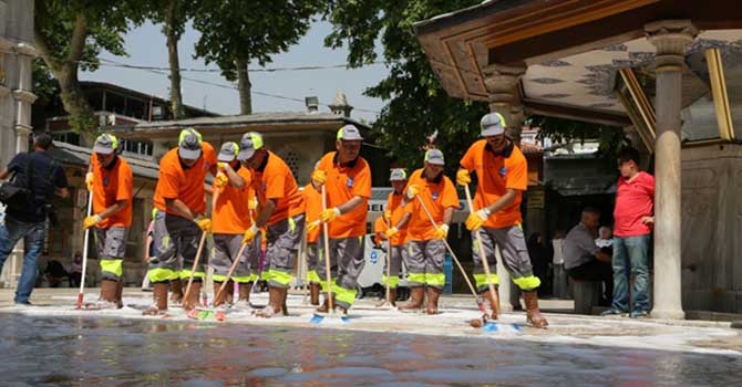 Eyüp Sultan Cami 500 litre Kabe kokulu gül suyuyla yıkandı