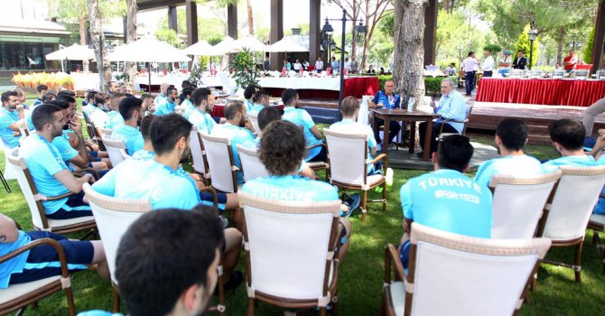 İlber Ortaylı'dan A Milli Takım'a Tarih Dersi