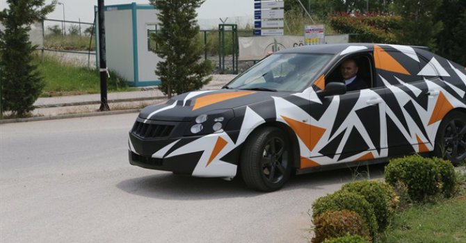 Bakan Özlü yerli otomobili test etti