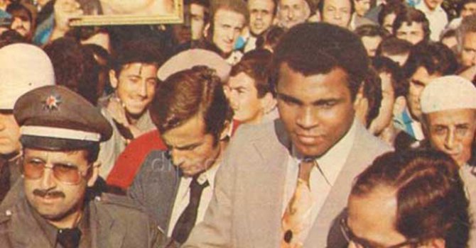 Muhammed Ali binlerce kişi ile Sultanahmet'te namaz kılmıştı