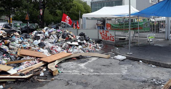 Fransa'da çöp yığınları oluşmaya başladı