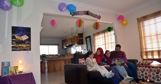 Çocuklarına ramazan bilinci vermek için 6 yıldır evini süslüyor