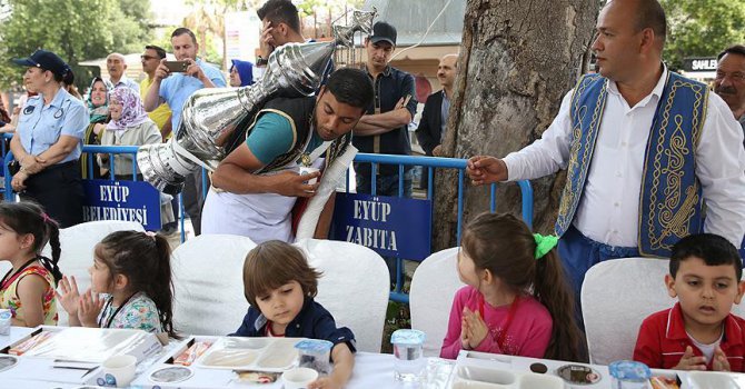 'Tekne orucu' tutan çocuklar iftar yaptı