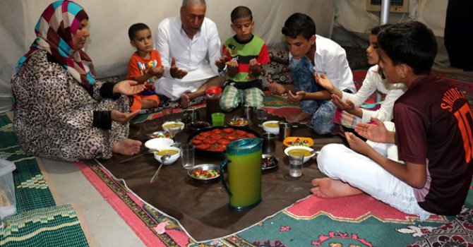 Şanlıurfa'daki çadır kentte ilk iftar
