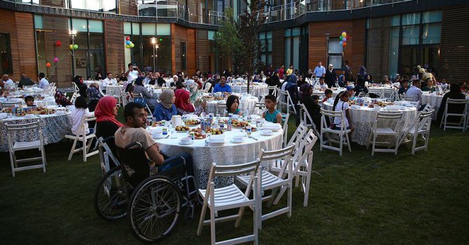 Suriyeli yetim çocuklar iftarda buluştu