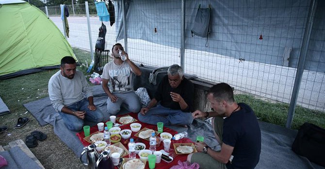 Yunanistan'da sığınmacılar ramazanın ilk gününü hasretle geçirdi