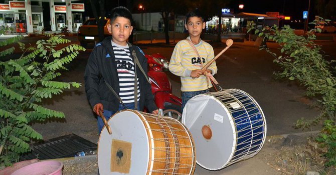 Balıkesir'de 'minik' ramazan davulcuları
