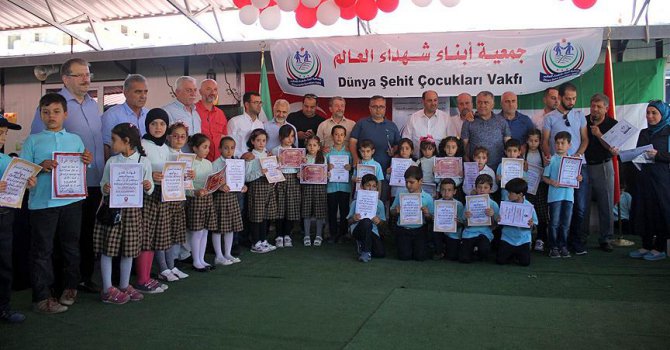 Suriyeli yetim öğrencilerin karne sevinci