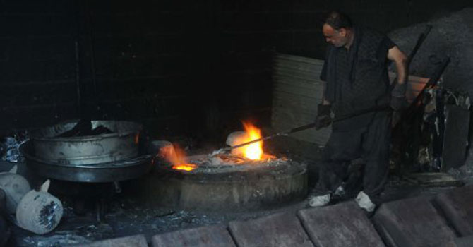 Ramazan'da 1000 derece sıcaklıktaki kazanlarla çalışıyorlar