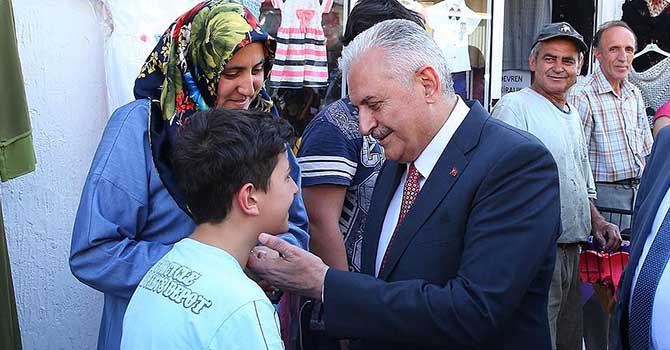 Başbakan Yıldırım mezun olduğu okulda karne dağıttı