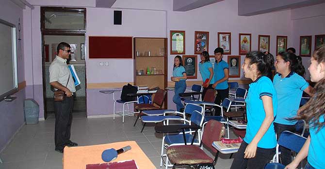 Görme engelli öğretmen, öğrencilerine 'ışık tutuyor'