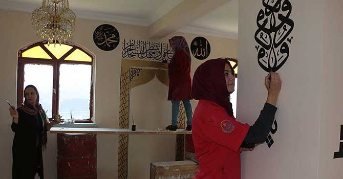 Camileri 'hat'la güzelleştiriyorlar