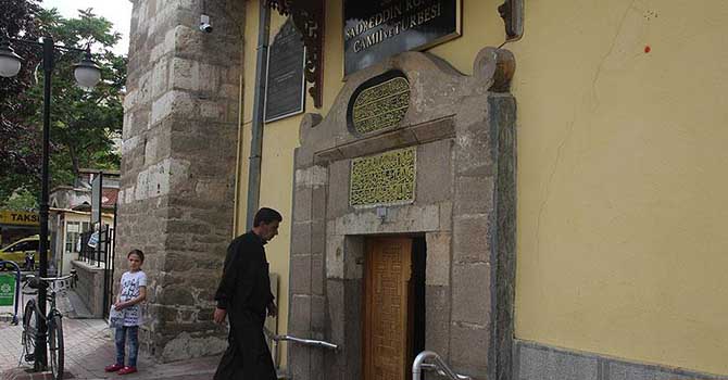 Selçuklulardan kalan camiye 'kıbleden' giriliyor