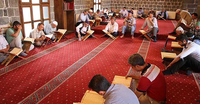 Sur'un tarihi camileri mukabele halkalarıyla şenlendi