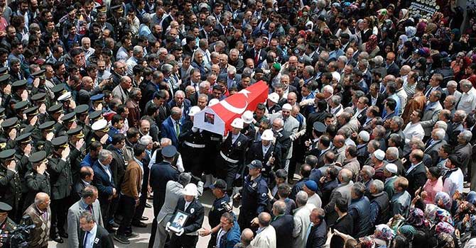 Şehit polisler dualarla uğurlandı