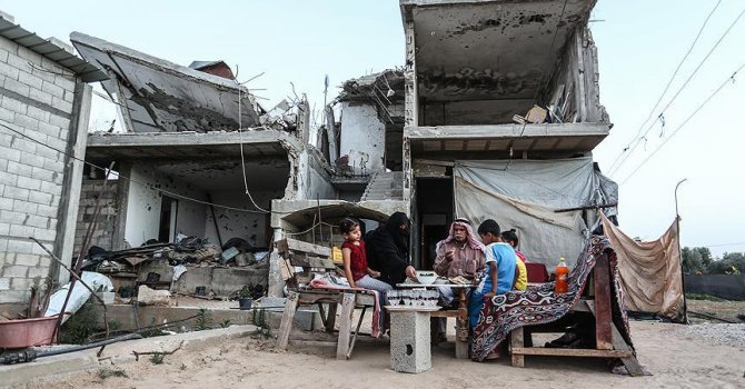 Filistinli aile İsrail'in yıktığı evlerinde iftar yapıyor