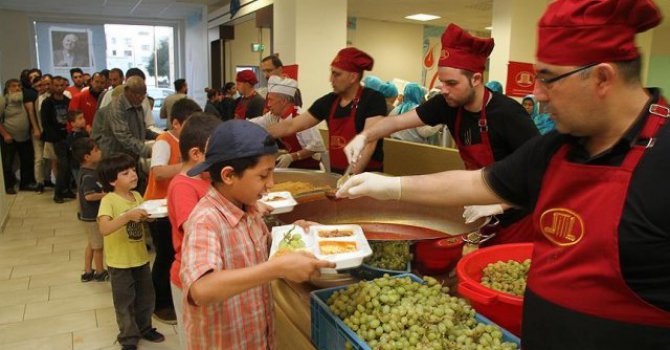 Almanya'daki sığınmacılara Türkler kucak açtı