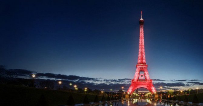 Eyfel Kulesi ikinci kez Türk bayrağına büründü