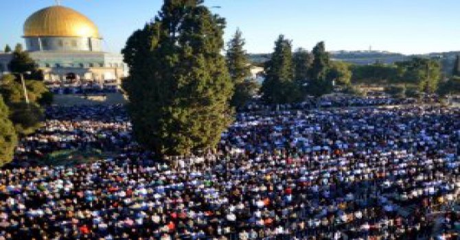 Mescid-i Aksa'da Cuma Namazı; 100 bin Kişi Kıyama Kalktı