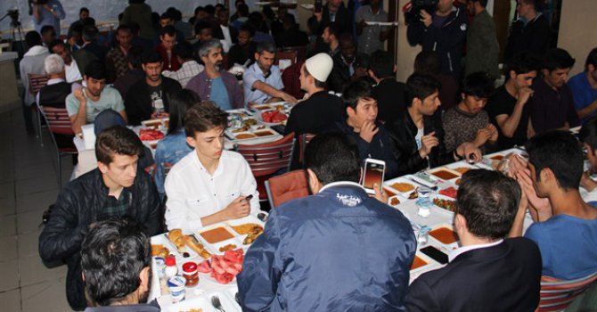 Türk ve yabancı öğrenciler birlikte iftar yaptı