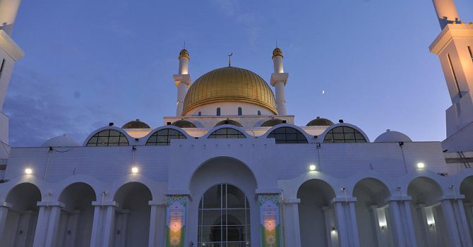 Kazakistan'daki camilerde iftar