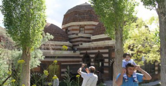 Ahmed-i Hani Türbesi'ne ziyaretçi akını!