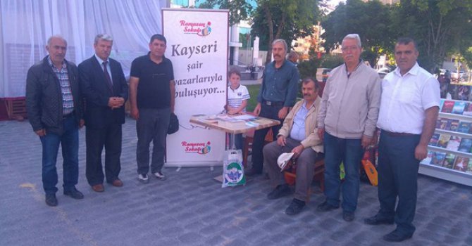 Ramazan sokağında yazar ve şairler okurlarıyla buluşuyor