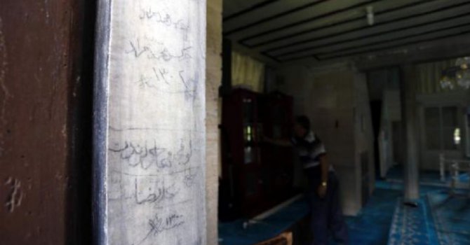 Tarihi camide asırlık duvar yazıları