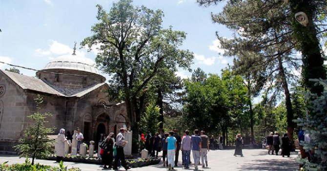 Mevlana'nın hocası ziyaretçi akınına uğruyor
