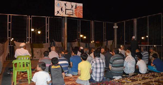 Teravihi basketbol sahasında kılıyorlar çünkü...