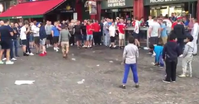 Holiganlar yine mülteciler ile dalga geçti!