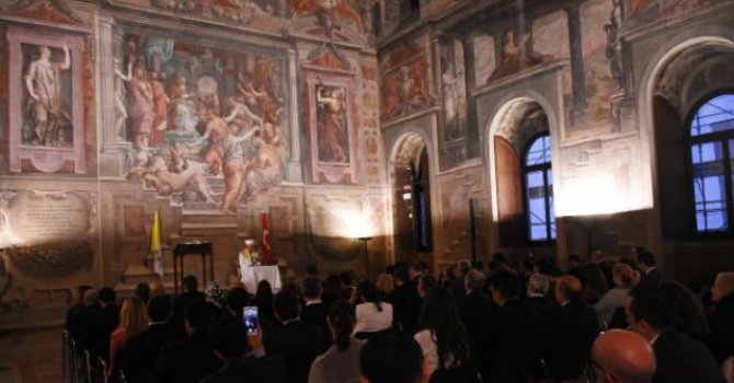 Hıristiyanların merkezinde Kur'an ve ezan okundu