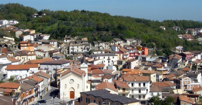 Belediye Başkanı kasabayı Facebook'tan satışa çıkardı