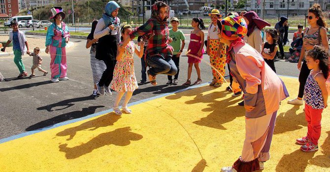 Sığınmacı çocuklara karne günü etkinliği