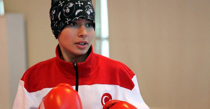 Başörtülü sporcu, uluslararası kariyerine altın madalyayla başladı