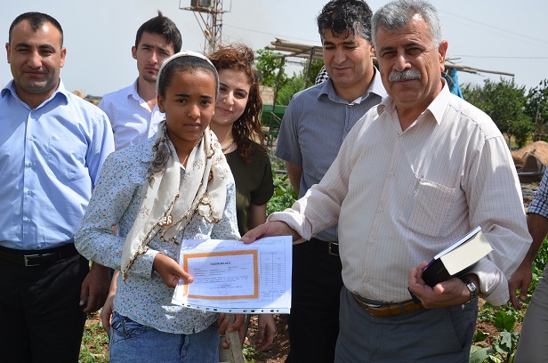 TEOG Viranşehir Birincileri Karne Sevincini Tarlada Yaşadı