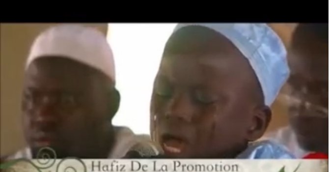 Afrikalı küçük Hafız, Kur'an-ı Kerim okurken gözyaşlarına boğuldu (Video)