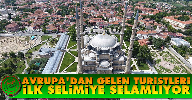 Avrupa’dan gelen turistleri ilk Selimiye selamlıyor