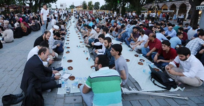 Ayasofya'da iftar... Açılana kadar etkinlik sürecek