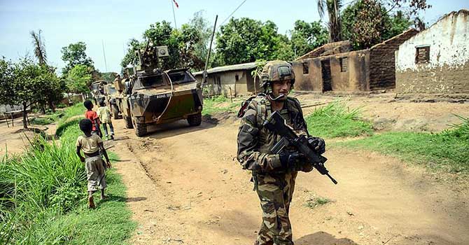 Fransız askerlere Afrikalı sivillere kötü muameleden soruşturma