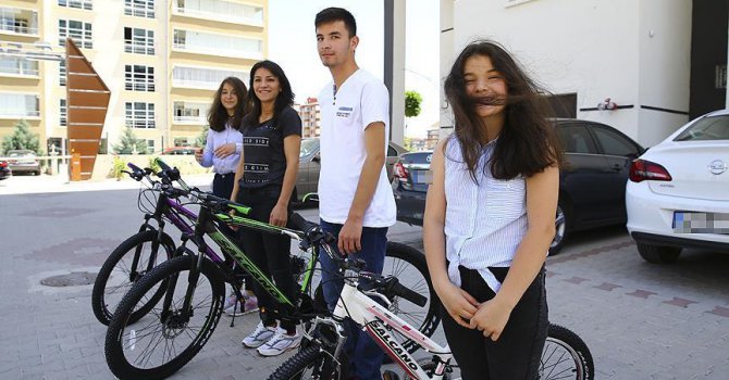 Cumhurbaşkanı Erdoğan'dan şehit ve gazi çocuklarına karne hediyesi