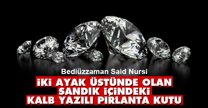 İki ayak üstünde olan sandık içindeki kalb yazılı pırlanta kutu
