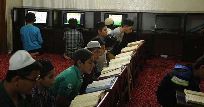 Çocuklar Kur'an-ı Kerim'i bilgisayarla öğreniyorlar