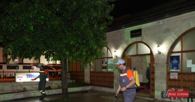 Camiler gül suyu ile yıkanıyor