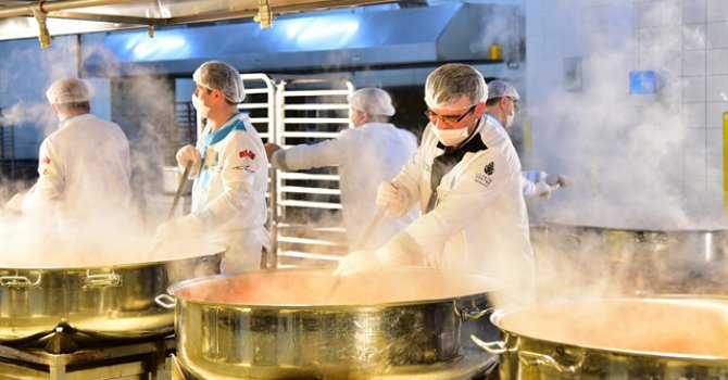 İBB'den 25 bin kişilik bereket sofrası